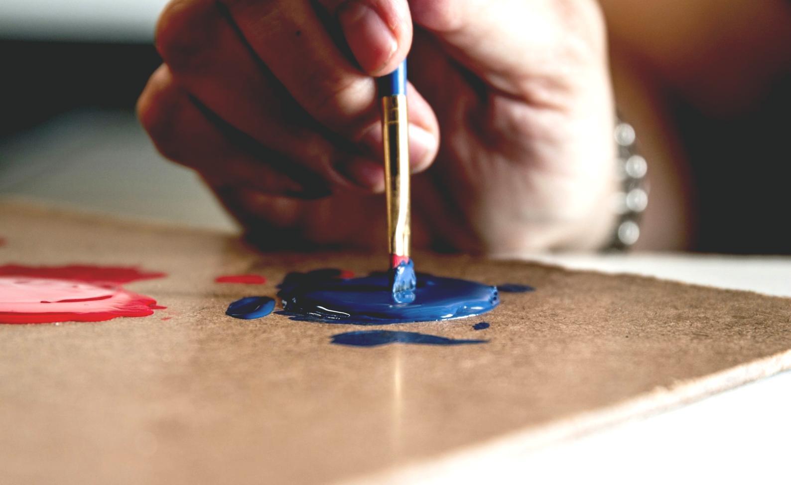 Studente durante sessione pratica di illustrazione