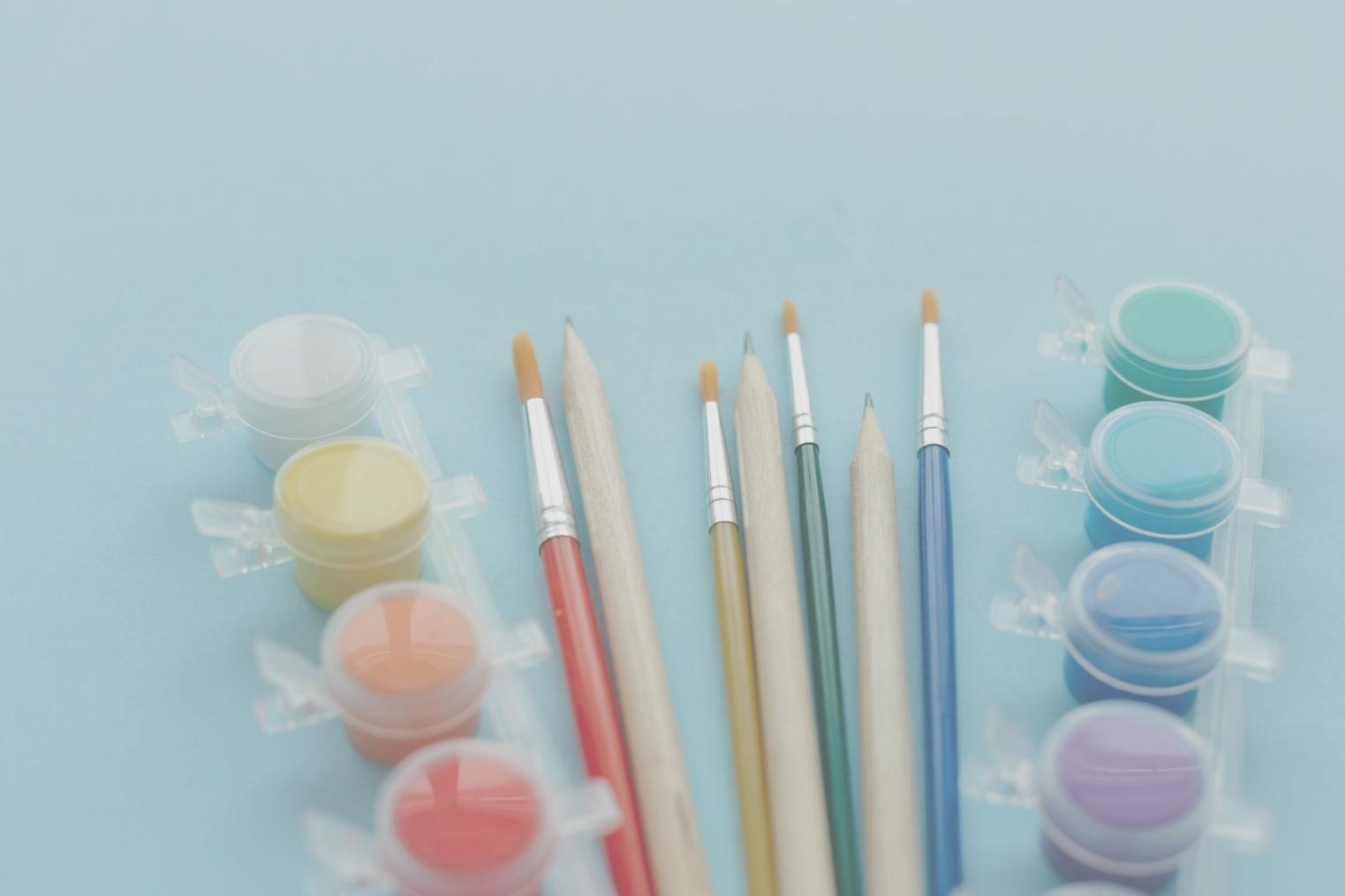 Ambiente di apprendimento creativo con materiali artistici