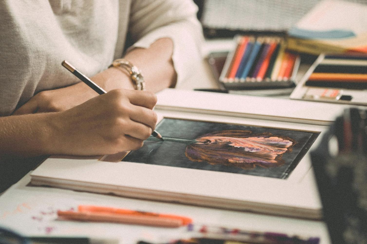 Interno dello studio nekrosylviax a Bergamo con tavoli da lavoro e materiali artistici